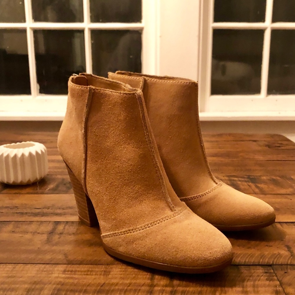 Enzo Angiolini Tan Suede Booties